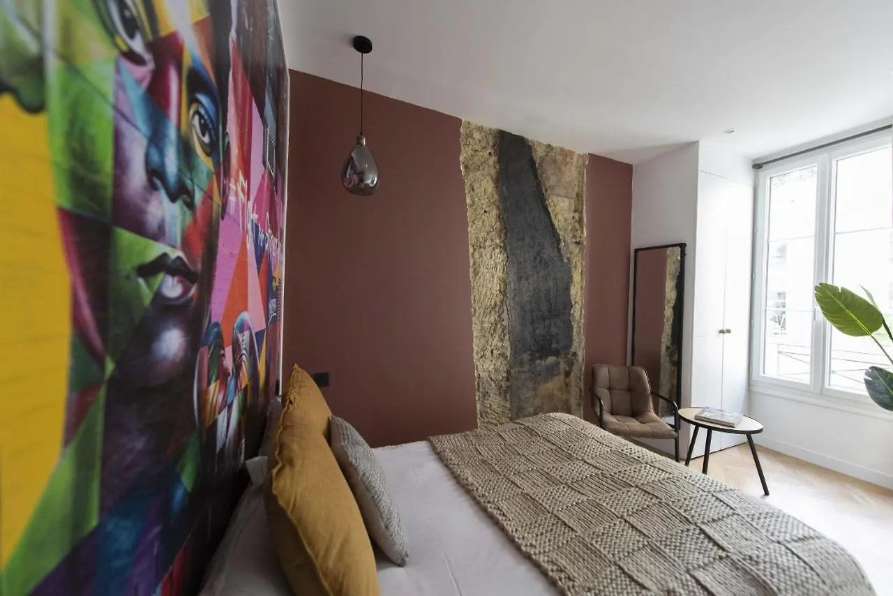 Time Line Apartment *